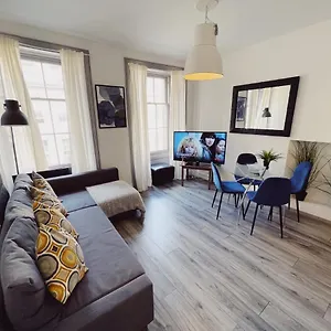 dwell-living-city-centre-two-bedroom-sleeps-6.hotels-newcastle-upon-tyne.com/
